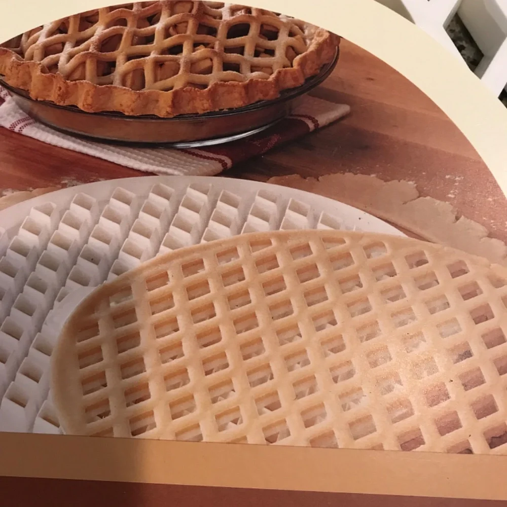 Lattice piecrust cutter